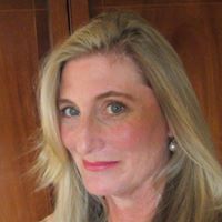 Julia Hutchinson Photo 11