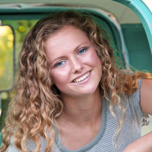 Hannah Burns Photo 17