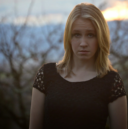 Alexandra Roberts Photo 24