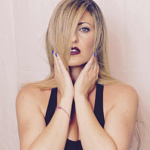 Renee Simmons Photo 38