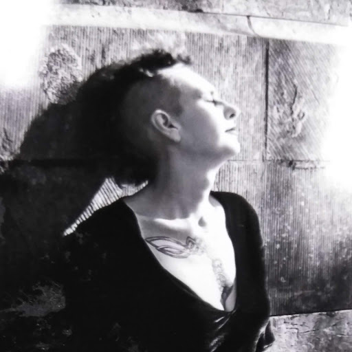 Julia Wyatt Photo 6
