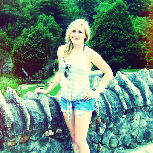 Danielle Thomson Photo 25