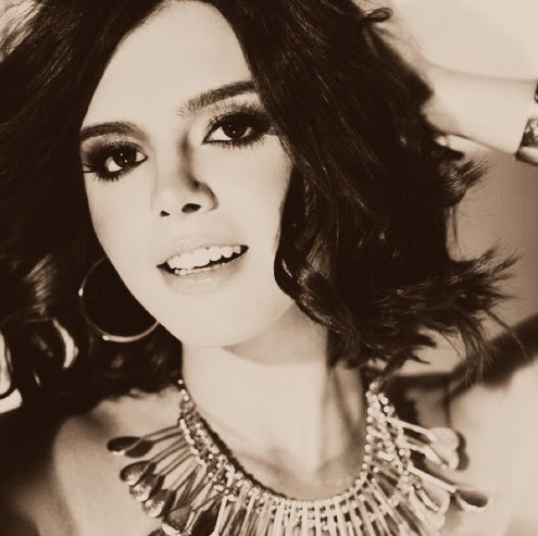 Amanda Button Photo 6