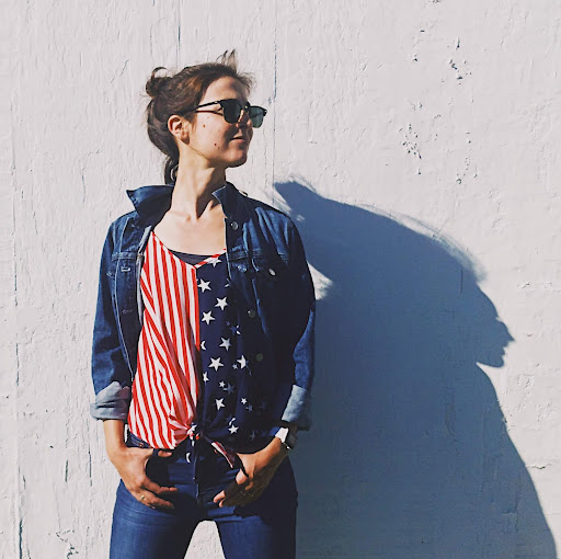 Elizabeth Bloom Photo 4