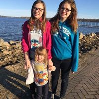 Julia Holton Photo 10