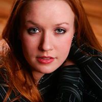 Julia Hutchinson Photo 8