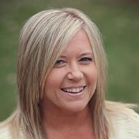 Kelly Vernon Photo 9