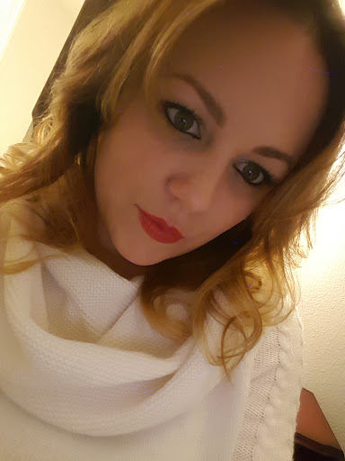 Stephanie Barnes Photo 21