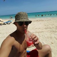 Alex Calvert Photo 17