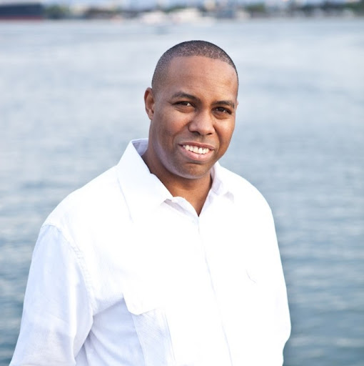 Derek Sharp Photo 34