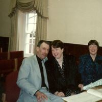 Julie Holmes Photo 44