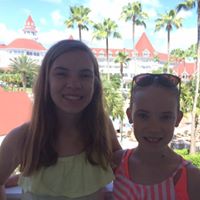 Carlie Hurt Photo 2