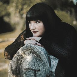 Angela Holt Photo 13