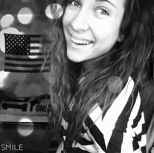 Simone Bennett Photo 8