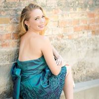 Danielle Larsen Photo 15