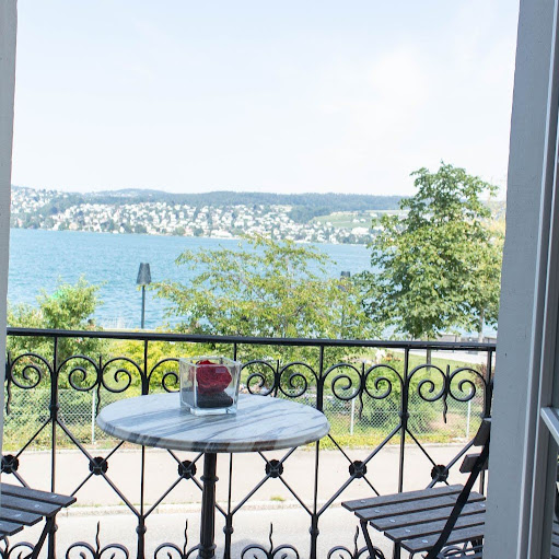 Julie Nielsen Photo 15