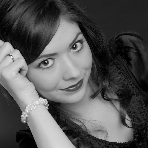 Christina Simon Photo 32