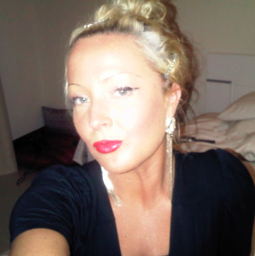 Juliet James Photo 9