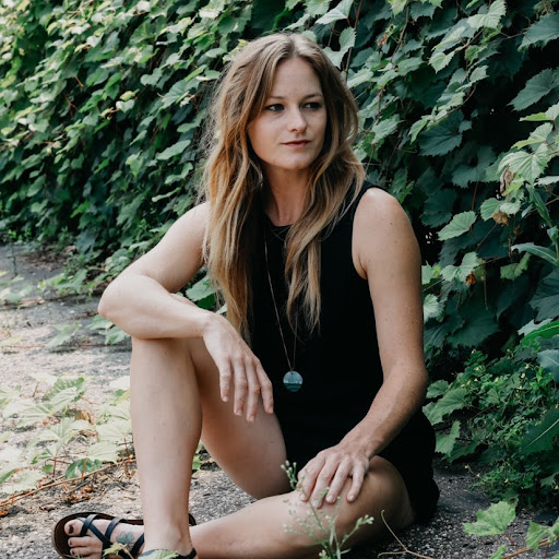 Elizabeth Arnold Photo 37