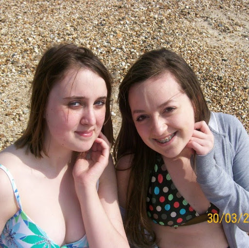 Holly Stewart Photo 15