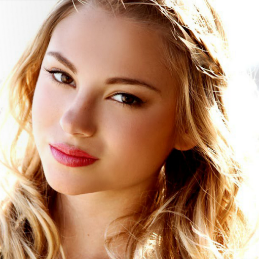 Claire Lyons Photo 11