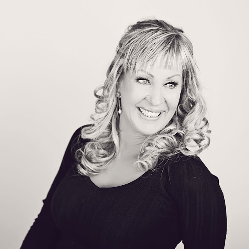 Lori Houston Photo 35