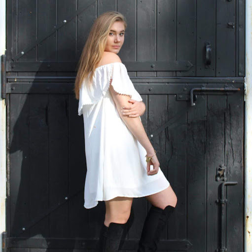 Megan Wells Photo 29