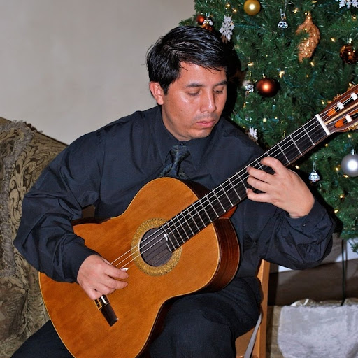 Robin Flores Photo 40