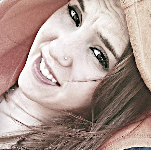 Emily Thomas Photo 48