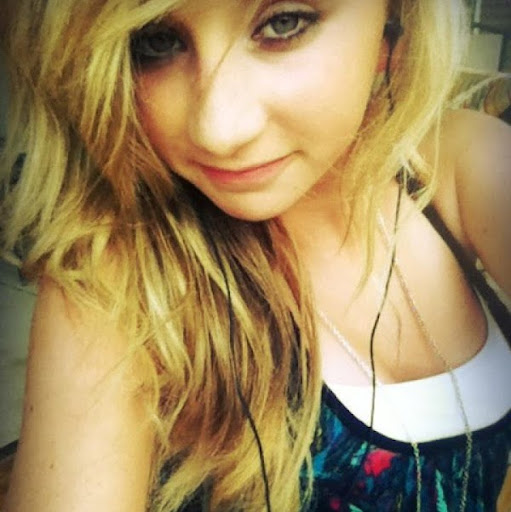 Sara Schroeder Photo 10