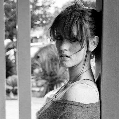 Alexandra Reeves Photo 12