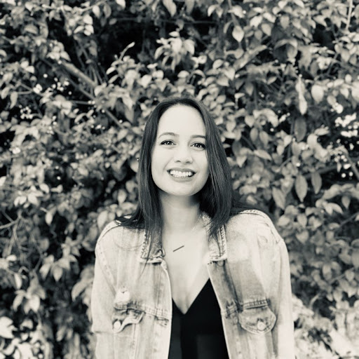 Kelly Pierce Photo 25