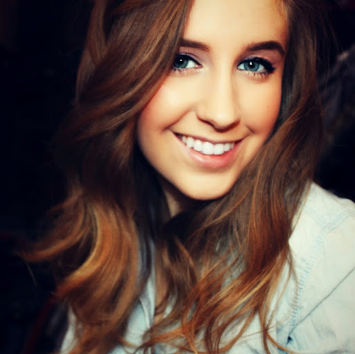 Julia Schroeder Photo 14