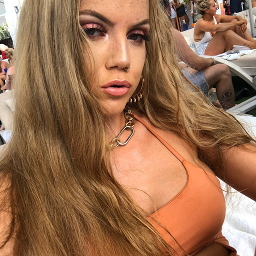 Charlotte Davis Photo 19