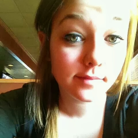 Hannah Bacon Photo 12