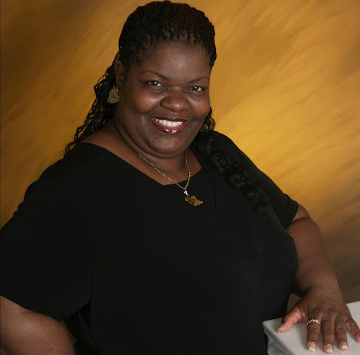 Angela Coleman Photo 17