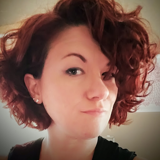 Elizabeth Holliday Photo 12