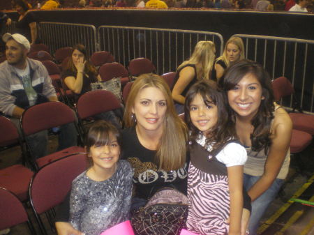 Stephanie Thomas Photo 20