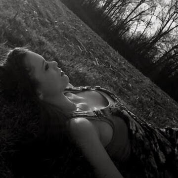 Emily Elliott Photo 21