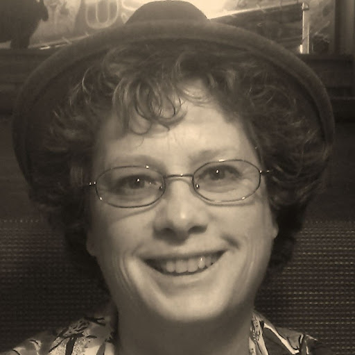 Julie Calvert Photo 40