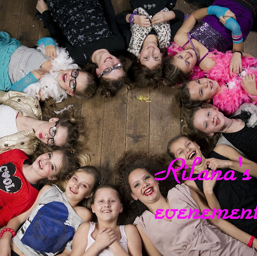 Angela Winters Photo 16