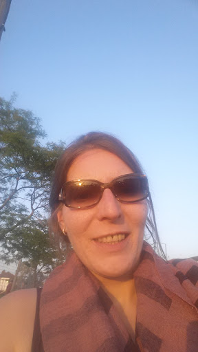 Hannah Bacon Photo 10