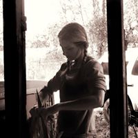 Sarah Arnold Photo 14