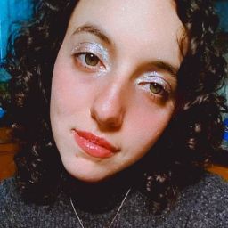 Julia Velazquez Photo 9