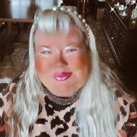 Lindsay Ferguson Photo 9