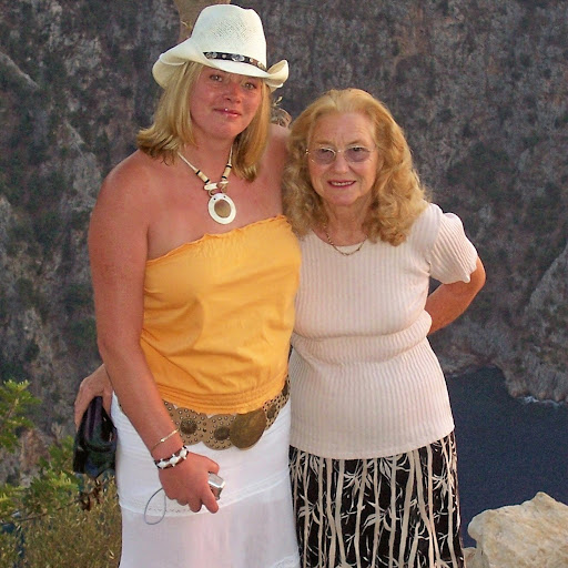 Julie Sinclair Photo 30
