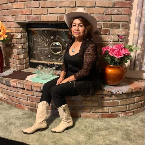 Janie Robles Photo 21
