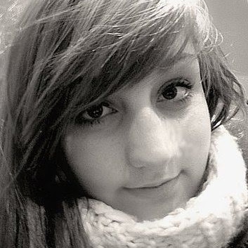 Hannah Bacon Photo 14