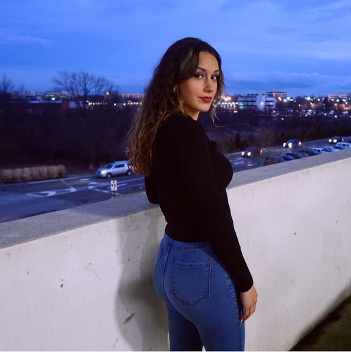 Danielle Johnsen Photo 10