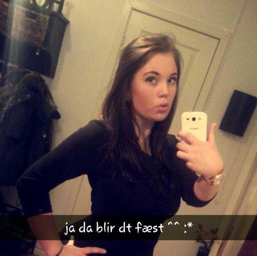 Sara Hansen Photo 32